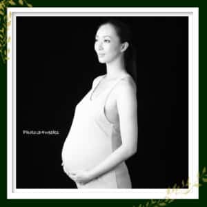 お腹を出さないマタニティフォトでキュートに！撮影方法や衣装の選び方