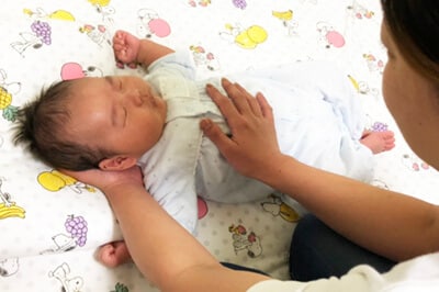 赤ちゃんの抱き方が分かんない どうしよう マタニティフォト スタジオモーツァルト