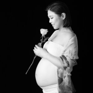 マタニティフォト・モノクロの魅力を解説！シンプルに大人の妊娠期間を美しく残す
