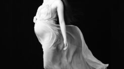 お腹をシースルーで見せるマタニティフォト−１