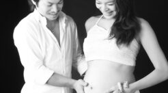 スタジオモーツァルトのモノクロマタニティフォト（お腹に触れる夫婦）