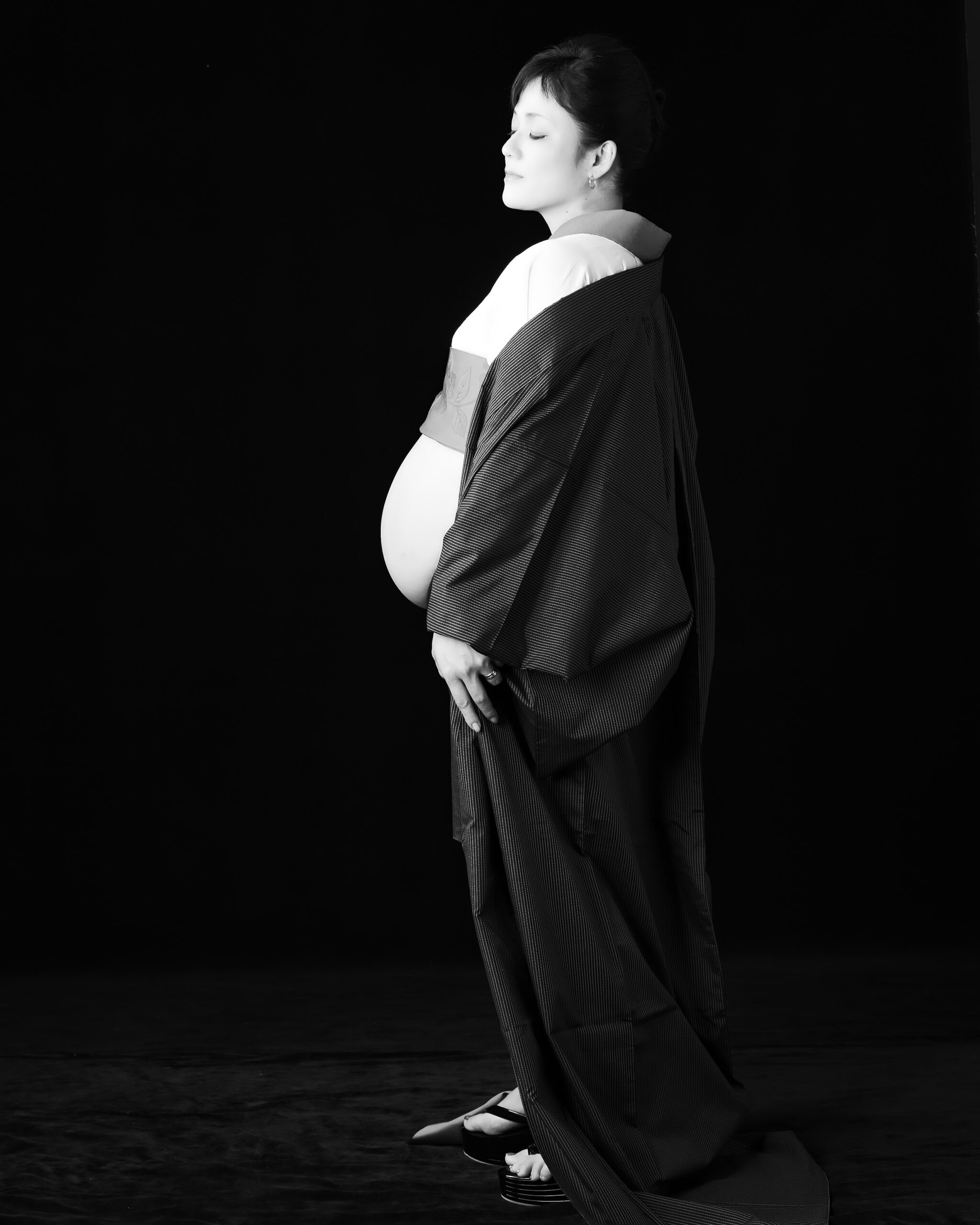 Kimono maternity photo -- a draped style without tight obi binding, elegant Japanese atmosphere