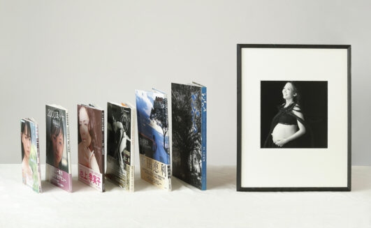 写真家小町剛廣の軌跡——女優・タレントの写真集からがじゅまる、そしてマタニティフォトへと一直線に並ぶ作品群