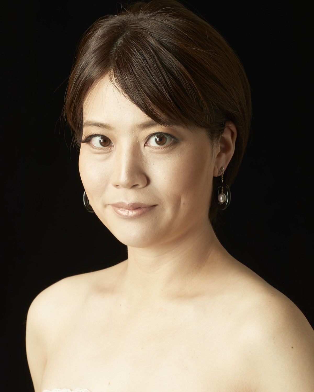 マタニティフォト ヘアアップスタイル ─ 首元すっきりで大人っぽい髪型で撮影