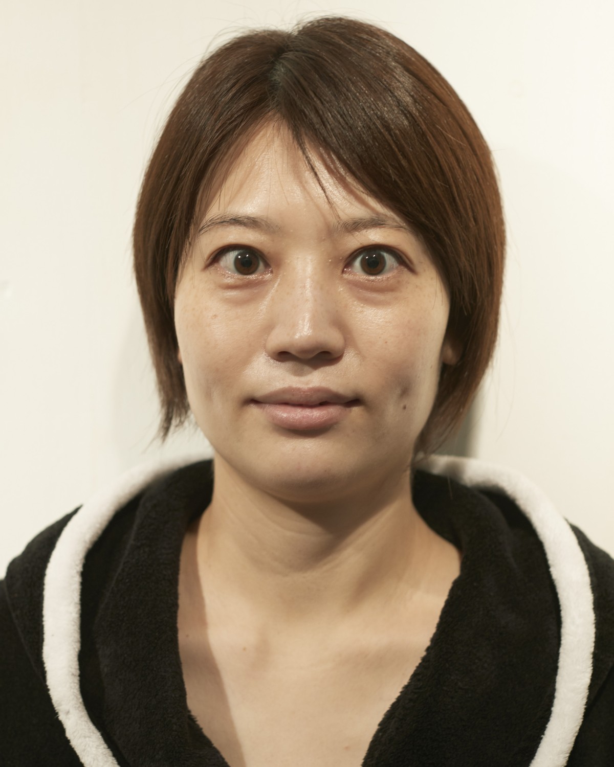 マタニティフォト ヘアメイク前 ─ すっぴん・バスローブ姿のお客様B（ショートボブ）