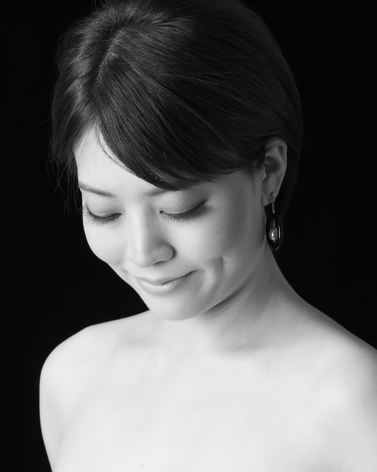 マタニティフォト エレガントメイクアップ仕上がり ─ 華やかで大人な印象の撮影用メイク（モノクロ）