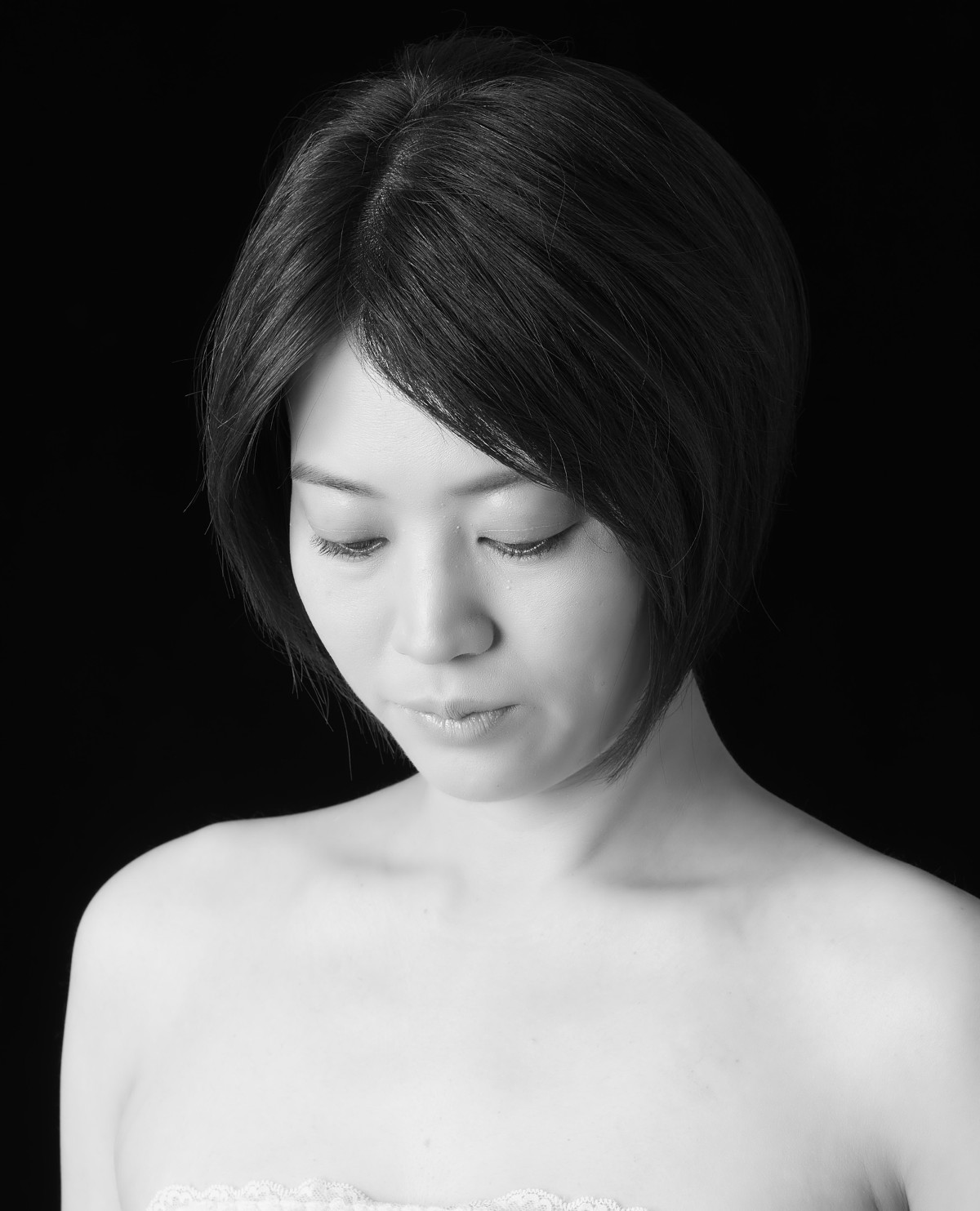 マタニティフォト ライトメイクアップ仕上がり ─ 素肌感を活かしたナチュラルな撮影用メイク（モノクロ）