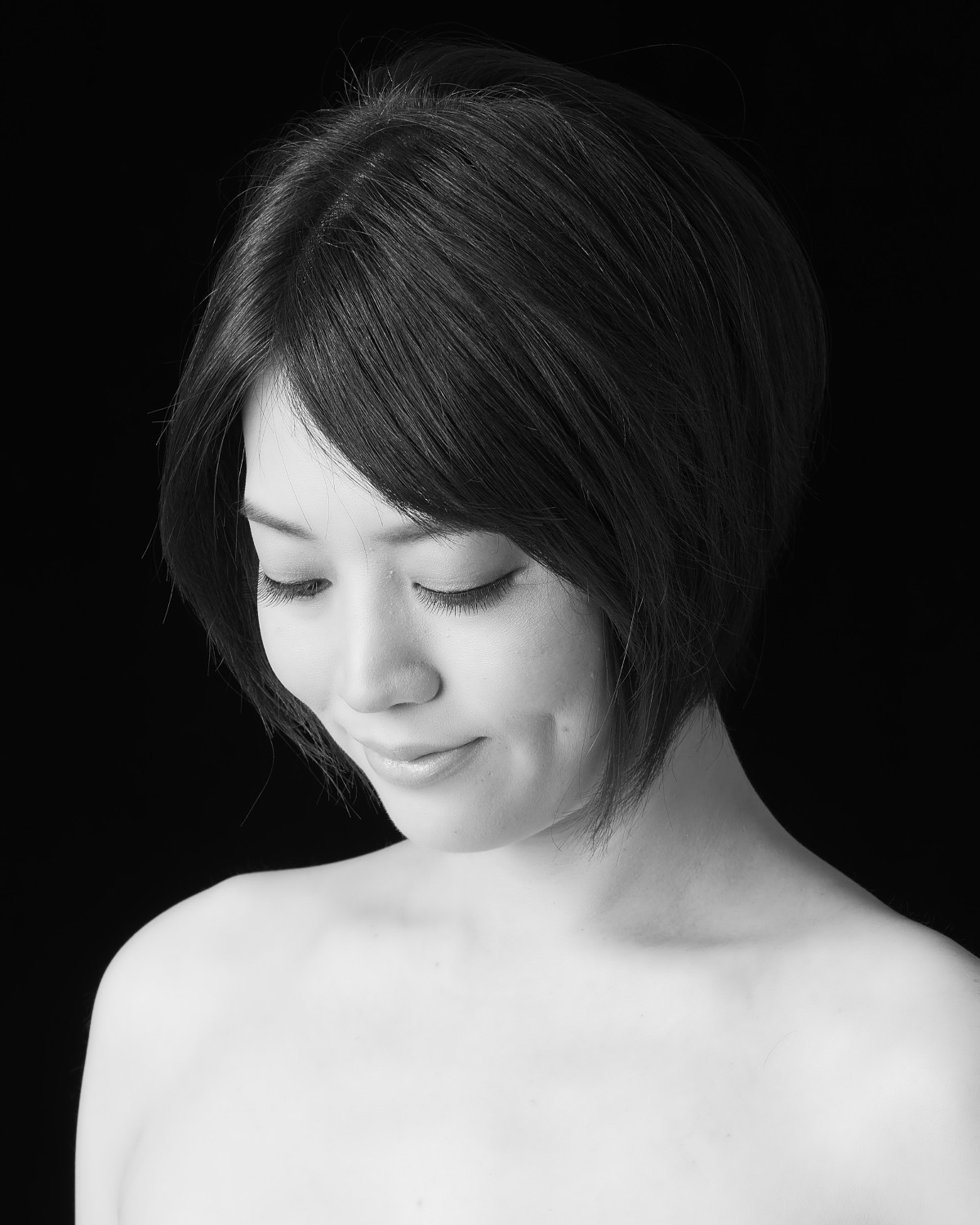 マタニティフォト ヘアメイク後のモノクロ写真 ─ 色がなくなることで肌の質感と陰影が際立つ