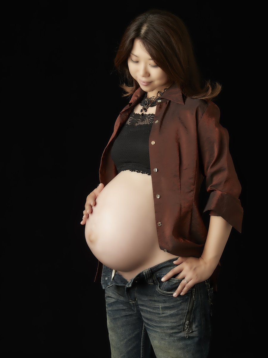 マタニティフォト 衣装チェンジ後 ─ ヘアダウンからアップスタイルに変更し新たな表情で撮影