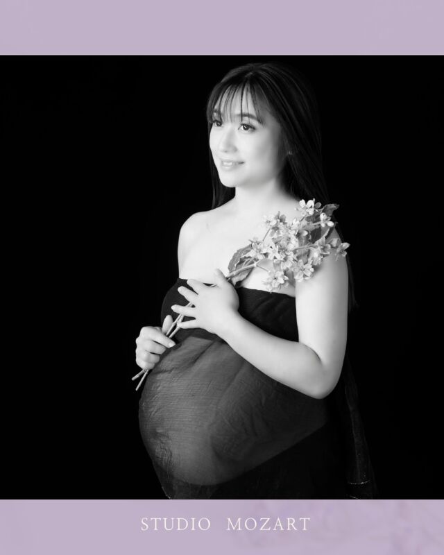 静寂の中に、微かに響く鼓動。�光が肌をなでるたびに、「母になる」という実感が深まっていく。�命を宿すということは、日々を生きながら“もうひとつの命”を育むこと。�その尊さを、光で包み込み、影で描くように。�写真に映るのは、表情だけではありません。  �その一瞬の呼吸、心の穏やかさ、そして未来への想い。�  すべてがあなたの「今」を語ります。�  📍スタジオモーツァルトでは、光と静寂を大切に、命の美をアートとして写し取ります。  #マタニティフォト #マタニティフォト東京 #スタジオモーツァルト #命の輝き #母になる瞬間