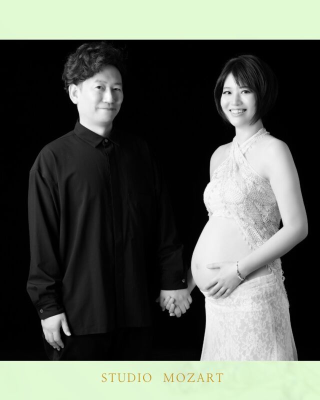 🚩夫婦ともに緊張しいで撮影されるのが苦手です…  *  はじめはドキドキしていたお客さまも、気づいたら緊張がほぐれ、リラックスしながら撮影していましたという方がとても多いんです。
記念を残したい、プロの写真家さんとプロのヘアメイクさんによる本格的な撮影を体験してみたい、
けれど！それと緊張しないのは
また別の話ですよね。とてもお気持ちわかります。
👩‍❤️‍👨
*
「”撮られる”と想像するだけで緊張してしまうし、顔が硬くなっていい写真が残せるだろうか」
と、初めての経験ですから、不安になるのは無理もありません。
そんな時こそ、写真家さんとヘアメイクさんのプロの技を感じさせてくれます！👩‍❤️‍👨
*
はじめはドキドキしていたお客さまも、気づいたら緊張がほぐれ、リラックスしながら撮影していましたという方がとても多いんです。👩‍❤️‍👨
*
これまでにお客様から頂いたアンケートでも
「リラックスできる雰囲気を作って下さったので撮影が楽しかったです 」
「撮影中も写真家さんが気さくに話しかけてくれて“お酒好き同士”の話題で盛り上がれたのですんなりと笑顔で撮影できました 」
「緊張しながら向かいましたが、ヘアメイクさんも写真家さんもとても細かいところまでこだわりながら撮影してくれたので、こちらも一緒に作品を作っているような気持ちになりなかなかない体験で楽しめました 」
ありがたいことに、このようなお声をいただいております。👩‍❤️‍👨
*
一人一人違う緊張がほぐれるポイントを瞬時に察知してくれるのできっとリラックスしてもらえると思いますよ！👩‍❤️‍👨
*  #令和7年12月出産予定　#令和8年1月出産予定　#31週　#32週　#山王病院 #愛育病院 #杉山産婦人科 #マタニティフォト #夫婦のマタニティフォト