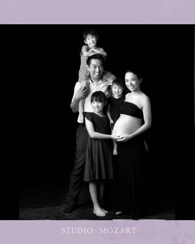 お兄ちゃん・お姉ちゃんになる日を、家族みんなで迎える喜び。
*
小さな手がママのお腹に触れた瞬間、そこには不思議と温かい空気が流れます。
*
新しい家族を迎える準備を、みんなの笑顔で少しずつ進めていく。
*
その姿が、何よりも愛おしい。  #令和7年12月出産予定　#令和8年1月出産予定　#31週　#32週　#山王病院 #マタニティフォト東京