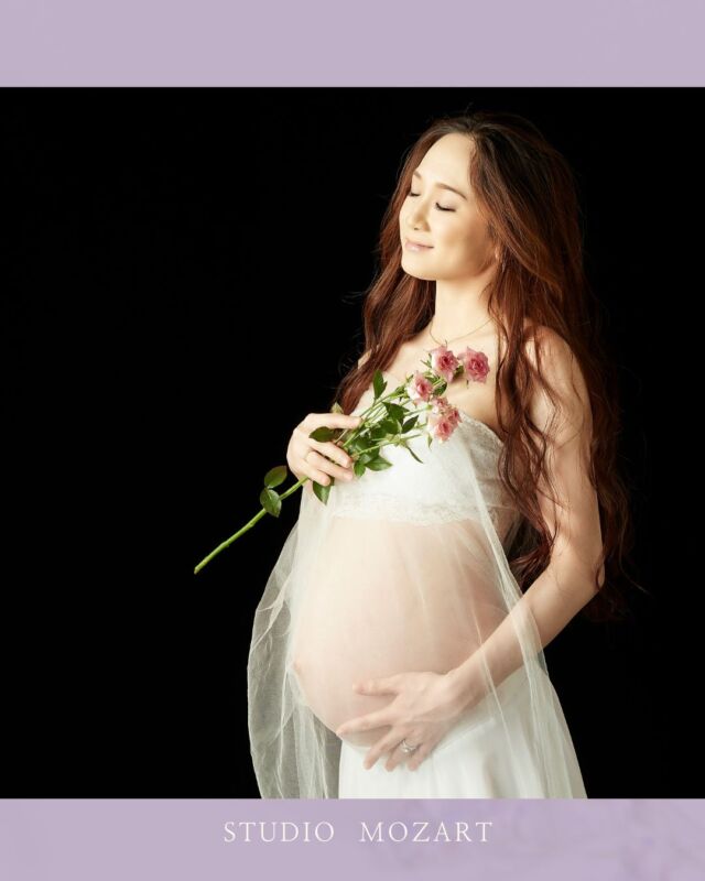 やわらかなベールに包まれて、
光と香りがひとつになる。
胸の奥で静かに響く命の鼓動は、
この瞬間だけの調べ。  母となることは、強さであり、優しさであり、
そしてひとつの芸術。
その美しさは、決して飾らずとも、
光の中で静かに咲き誇る。  この静けさの中で、
「母」という名の美が、永遠へと花開いていく——。  ******************************
Wrapped in a soft veil, 
light and fragrance become one.
The heartbeat of life echoing silently in the depths of your chest is the music of 
only at this moment.  To be a mother is strength, tenderness, 
and an art form.
Its beauty is never adorned, but blooms silently in the 
light.  In this serenity, 
the beauty of the name “mother” blossoms into eternity.  #スタジオモーツァルト #マタニティフォト東京  #上品なマタニティフォト #母性の輝き #ラグジュアリー #maternityphoto  Elegant Photos #令和7年12月出産予定　#令和8年1月出産予定　#35週　#山王病院