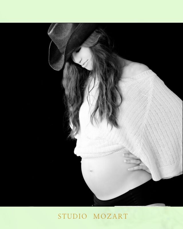 心のままに、自然体で。
母になるということは、
強く、優しく、そして自由になること。  飾らずにいる姿の中に、
どんなジュエリーにも勝る輝きが宿っている。  静かな自信を、
そっと光に変えて——。  #スタジオモーツァルト #マタニティフォト東京 #上品なマタニティフォト #令和8年1月出産予定　#令和8年2月出産予定　　#31週　#32週　　#35週　#山王病院 #愛育病院 #杉山産婦人科
