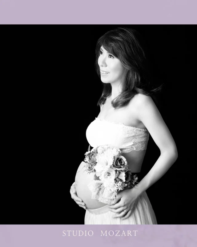 未来を見つめるその眼差しの奥に、
言葉では語り尽くせない愛と、
新しい命への約束が宿る。
*
花束のように、
母となる美しさは重なり、深まり、静かに咲いていく。
*
この瞬間は永遠——
写真に残すことで、
愛は、時を超えて輝き続ける。
+
Deep in those gazes gazing into the future,
a love that cannot be put into words and
a promise for new life lies.
*
Like a bouquet of flowers,
the beauty of motherhood overlaps, deepens, and quietly blooms.
*
This moment is eternal—
By capturing it in a photograph,
love will continue to shine through time.
*
#エレガントフォト
#スタジオモーツァルト #マタニティフォト東京 #妊婦写真 #上品なマタニティフォト #母性の美 #ラグジュアリーフォト #maternityphoto #モノクロフォト #母になる瞬間 #エレガントフォト