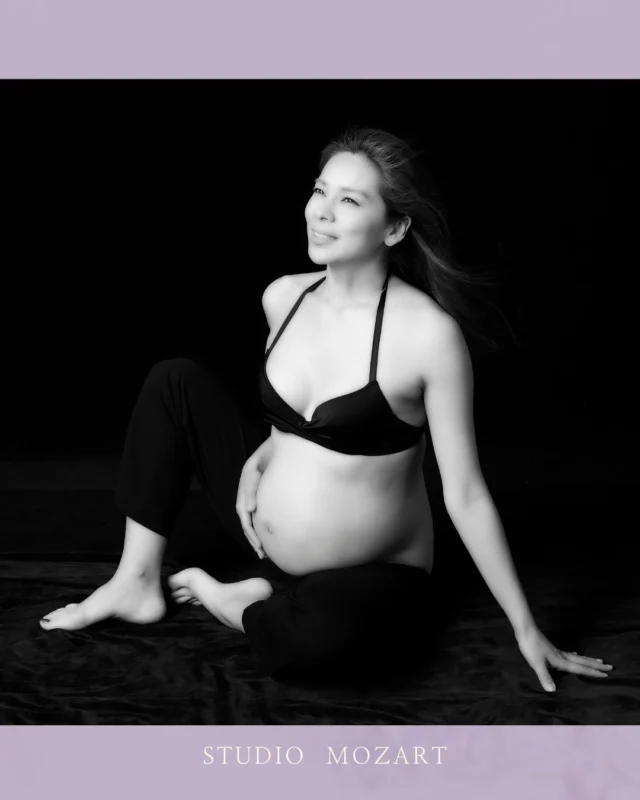 *
光を見つめるその眼差しに、未来への祈りと、今を生きる強さが重なる。
母になるということは、新しい「自分」に出会うこと。
*
静かな中に宿るエネルギーが、女性をいちばん#マタニティアート 
*
Her gaze, fixed on the light, embodies both a prayer for the future and the strength to live in the present.
*
Becoming a mother means discovering a new "self."
The energy that dwells within silence is what makes a woman most beautiful.
*
#スタジオモーツァルト #マタニティフォト東京 #上品なマタニティフォト #モノクロフォト #母性の美 #ラグジュアリーフォト #maternityphoto #母になる瞬間 #エレガントフォト #マタニティアート