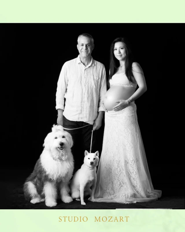 きみが来ることを知ってから、
毎日がすこしずつ変わったんだ。
*
パパとママは、いつもより優しい声で話して、
笑う回数も増えた気がする。
*
おなかの中のきみに
そっと手をあてるママの横顔は、
あたたかくて、きれいで、
ぼくは思わず寄りそってしまう。
*
散歩の途中、
ふと空を見あげると、
もうそこにきみの気配がするようで、
胸がぎゅっとなる。
*
会える日が待ち遠しいよ。
きみが泣く日も、笑う日も、
ぼくはずっとそばにいる。
*
この物語の次のページは、
きみと一緒にめくっていくんだ。
*
Since I knew you were coming, 
my everyday life has changed a little bit.
*
My mom and dad talk more softly than usual, and I feel that they smile more often.
*
The way Mom gently puts her hand on 
your baby's belly is so warm and beautiful, 
I can't help but lean in close to her.
*
On my way for a walk, 
I suddenly look up at the sky, 
and I can already feel your presence there, 
and it makes my heart flutter.
*
I can't wait for the day when I can see you again.
Whether you cry or smile, 
I will always be with you.
*
I'll turn the next page of this story with you at 
*
#スタジオモーツァルト #マタニティフォト東京 #家族写真 #犬目線 #赤ちゃんを待つ日々 #ペットは家族 #母になる瞬間 #maternityphoto #奇跡の時間 #愛の物語