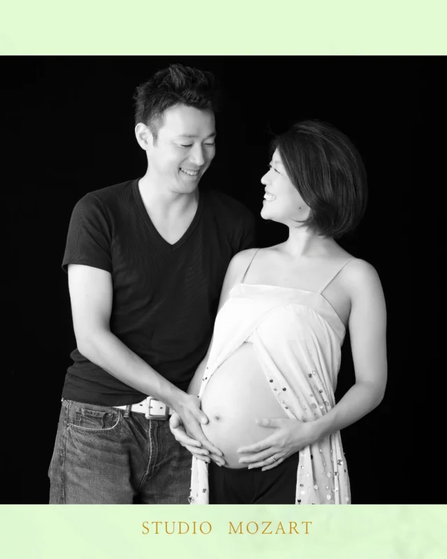 ふたりで歩いてきた時間に、
新しい命のリズムが重なった日。  小さな鼓動が伝わるたび、
未来がすぐそこに感じられる。  笑って、語って、触れて。
ひとつの家族になる日を、
心から楽しみにしている。  これから始まる物語を、
ずっと一緒に。  *******
The day when the rhythm of a new life overlapped with the time we had walked together.  With each tiny heartbeat,
the future felt as if it were right there.  Laughing, talking, touching.
I look forward to the day we become one family.  The story that is about to begin,
together forever.  #スタジオモーツァルト #マタニティフォト東京 #家族写真 #犬目線 #赤ちゃんを待つ日々 #maternityphoto #奇跡の時間 #愛の物語　#夫婦フォト　 #上品なマタニティフォト
