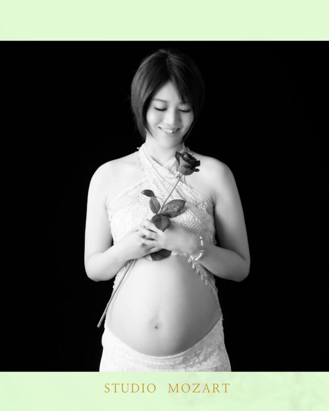 *
ねぇ、聞こえてる？
今日も元気に動いてくれてありがとう。
*
あなたがそっと合図をくれるだけで、
胸の奥まであたたかくなるんだよ。
*
大丈夫。
ゆっくりでいいから、
あなたのペースで来てね。
*
会える日を
静かに、静かに待っているから。
*
#スタジオモーツァルト #マタニティフォト東京 #家族写真 #犬目線 #赤ちゃんを待つ日々 #maternityphoto #奇跡の時間 #愛の物語　#夫婦フォト　 #上品なマタニティフォト　#山王病院 #愛育病院 #杉山産婦人科