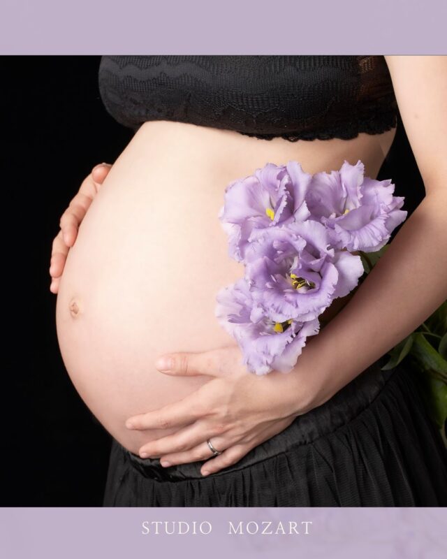*
花びらの静けさと、
命の鼓動。
*
耳を澄ませば、
ふたつのリズムが
そっと重なっていく音が聞こえる。
*
どんな言葉よりもやさしく、
どんな光よりもあたたかく、
未来へ向かって咲いていく気配。
*
小さな息づかいが教えてくれる。
すべては、いまここから始まるのだと——。
*  #スタジオモーツァルト #マタニティフォト東京 #家族写真 #犬目線 #赤ちゃんを待つ日々 #maternityphoto #奇跡の時間 #愛の物語　#夫婦フォト　 #上品なマタニティフォト　#山王病院 #愛育病院 #杉山産婦人科