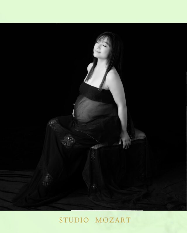 *
光を受ける前の、静かな身体。
内側で進行する時間は、
まだ名前を持たない未来を育てている。
*
ここに写るのは「母」ではなく、
母へと移ろう途中の存在。
強さでも、儚さでもなく、
ただ“在る”という状態そのもの。
*
命は声高に主張しない。
沈黙の中でこそ、
もっとも確かに息づいている。
*
*******************
*
A quiet body before the light.
The time progressing inside 
is nurturing a future that does not yet have a name.
*
What you see here is not the “mother,” but a being in the process of transitioning to 
mother.
It is neither strength nor fragility. 
It is simply the state of "being.
*
Life does not assert itself loudly.
It is in the silence that 
it most certainly breathes.
*
#令和8年3月出産予定　#令和8年2月出産予定　#31週　#32週　#山王病院 #愛育病院 #杉山産婦人科 #マタニティフォト