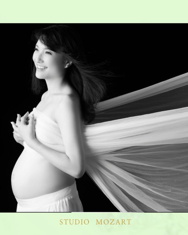 *
未来の光に胸をあずけて、
そっと手を添える。
*
小さな鼓動が教えてくれるのは、
不安よりもずっと大きな、
ひとつの希望。
*
母になる瞬間は、
風のようにやわらかくて、
光のように強い。
*
#スタジオモーツァルト #マタニティフォト東京 #妊婦写真 #31週　#32週  #maternityphoto #母になる瞬間 #命の輝き #上品なマタニティフォト　#山王病院 #愛育病院 #杉山産婦人科