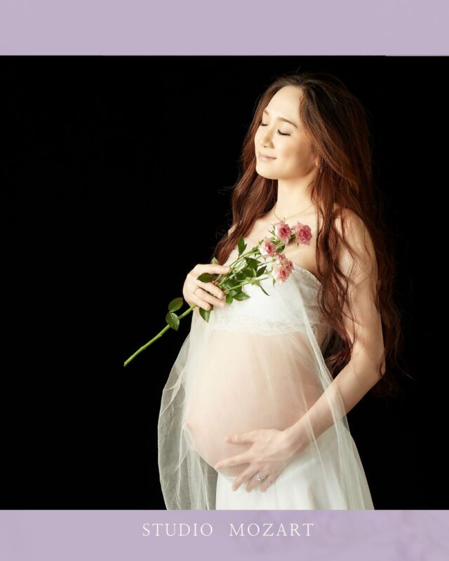 *
静かに目を閉じて、
いま、この身体に起きている変化を感じる。
*
お腹に手を添える時間、
花の香りを胸いっぱいに吸い込む瞬間。
特別なことはしていないのに、
この時間そのものが、もう十分に特別。
*
母になる前の、
何気なくて、かけがえのないひととき。
その確かな実感を、
写真というかたちで残す。
*
#スタジオモーツァルト #マタニティフォト東京 #妊婦写真 #31週　#32週 #maternityphoto #母になる瞬間 #命の輝き #上品なマタニティフォト　#山王病院 #愛育病院 #杉山産婦人科