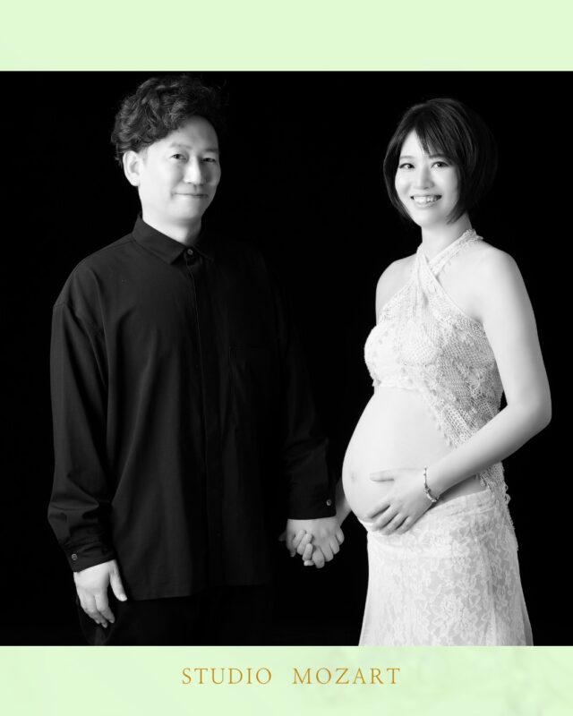 *
ふたりで歩いてきた時間に、
新しい命のリズムが重なった日。
*
小さな鼓動が伝わるたび、
未来がすぐそこに感じられる。
*
笑って、語って、触れて。
ひとつの家族になる日を、
心から楽しみにしている。
*
これから始まる物語を、
ずっと一緒に。
*
*******
The day when the rhythm of a new life overlapped with the time we had walked together.  With each tiny heartbeat,
the future felt as if it were right there.  Laughing, talking, touching.
I look forward to the day we become one family.  The story that is about to begin,
together forever.  #スタジオモーツァルト #マタニティフォト東京 #家族写真 #赤ちゃんを待つ日々 #maternityphoto 　#夫婦フォト　 #上品なマタニティフォト