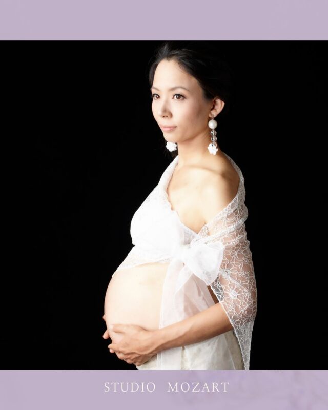 *
母になる前の、ひとりの女性としての美しさ。
そして、これから母として歩み出す強さ。
その両方が溶け合う瞬間を、
光とともに記憶に残します。
*
****************************
*
The beauty of a woman before becoming a mother.
And the strength to step forward as a mother.
The moment when both of them melt together.
We will leave the memory with the light.  #マタニティフォト #スタジオモーツァルト #妊婦撮影
#山王病院　#maternityphotography #studiomozart #maternityphototokyo #elegantphotography