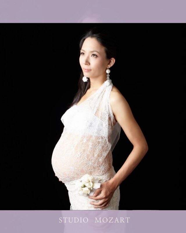 *
光を受ける前の、静かな身体。
内側で進行する時間は、
まだ名前を持たない未来を育てている。
*
ここに写るのは「母」ではなく、
母へと移ろう途中の存在。
強さでも、儚さでもなく、
ただ“在る”という状態そのもの。
*
命は声高に主張しない。
沈黙の中でこそ、
もっとも確かに息づいている。
*
*******************
*
A quiet body before the light.
The time progressing inside
is nurturing a future that does not yet have a name.
*
What you see here is not the “mother,” but a being in the process of transitioning to
mother.
It is neither strength nor fragility.
It is simply the state of "being.
*
Life does not assert itself loudly.
It is in the silence that
it most certainly breathes.
*
#令和8年10月出産予定　#令和8年11月出産予定　#31週　#32週　#山王病院 #愛育病院 #杉山産婦人科 #マタニティフォト