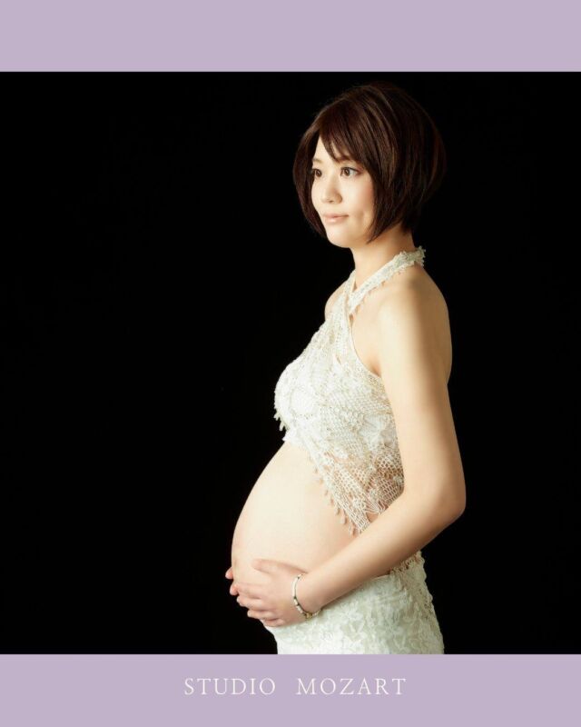 静寂の中に、微かに響く鼓動。
*
光が肌をなでるたびに、「母になる」という実感が深まっていく。
*
命を宿すということは、日々を生きながら“もうひとつの命”を育むこと。
*
その尊さを、光で包み込み、影で描くように。
*
写真に映るのは、表情だけではありません。
*
その一瞬の呼吸、心の穏やかさ、そして未来への想い。
*
すべてがあなたの「今」を語ります。
*
📍スタジオモーツァルトでは、光と静寂を大切に、命の美をアートとして写し取ります。
*  #マタニティフォト #マタニティフォト東京 #スタジオモーツァルト #命の輝き #母になる瞬間 　#山王病院 #愛育病院 #杉山産婦人科