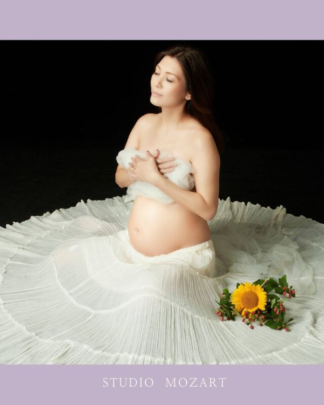 *
静かに目を閉じて、
いま、この身体に起きている変化を感じる。
*
お腹に手を添える時間、
花の香りを胸いっぱいに吸い込む瞬間。
特別なことはしていないのに、
この時間そのものが、もう十分に特別。
*
母になる前の、
何気なくて、かけがえのないひととき。
その確かな実感を、
写真というかたちで残す。
*
#スタジオモーツァルト #マタニティフォト東京 #31週　#32週 #上品なマタニティフォト　#山王病院 #愛育病院 #杉山産婦人科